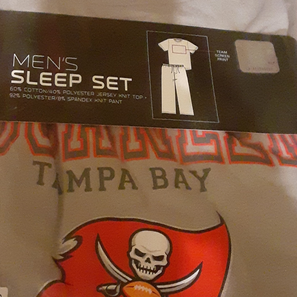 NFL Buccaneers pijama set - Picture 2 of 2
